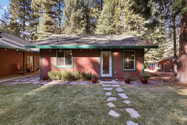 view of front of property with a front lawn