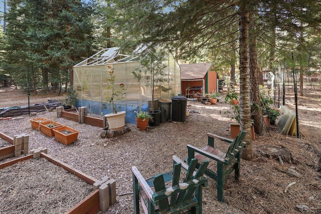 view of yard featuring a storage unit