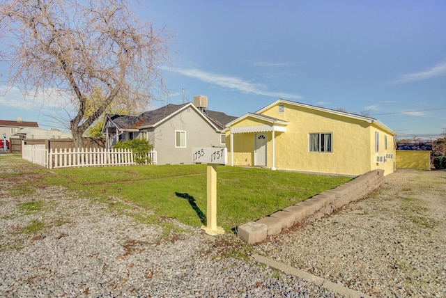 view of front of property featuring a front yard