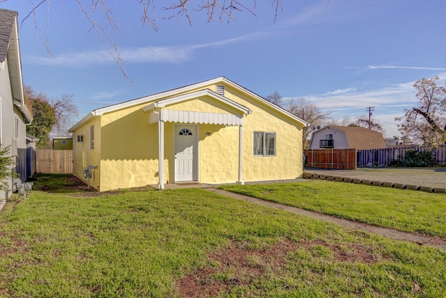 view of front of home with a front lawn