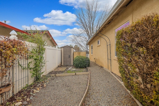 view of yard featuring a shed