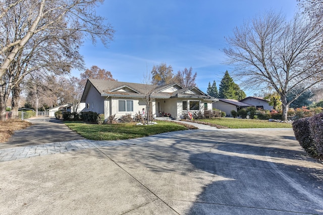 ranch-style house featuring a front lawn