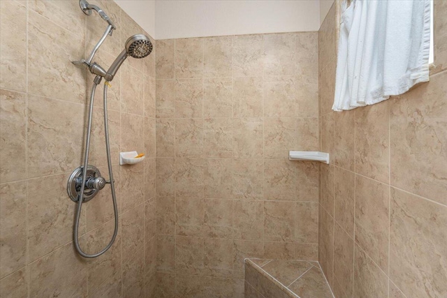 bathroom featuring tiled shower