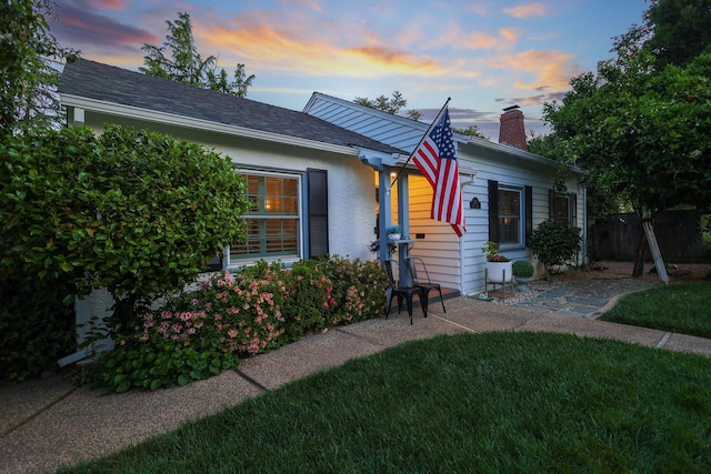 single story home featuring a lawn