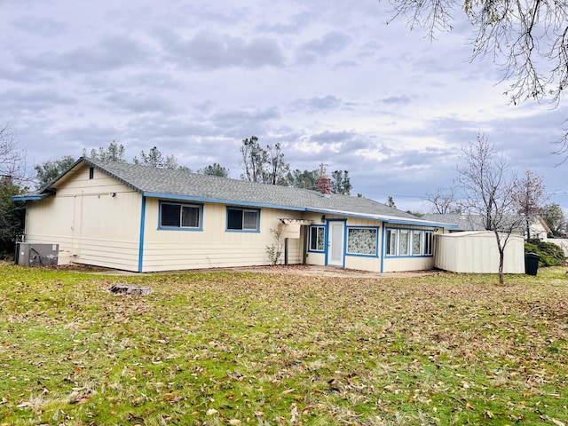 view of front facade featuring a front yard