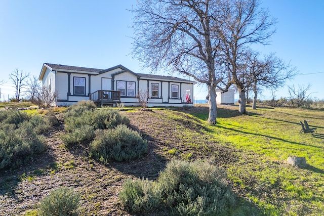 view of front of property featuring a front lawn