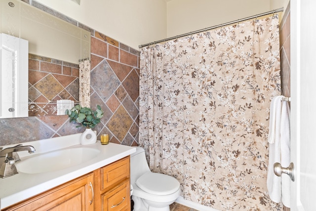 bathroom featuring a shower with shower curtain, vanity, and toilet