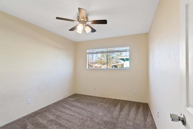 carpeted empty room featuring ceiling fan