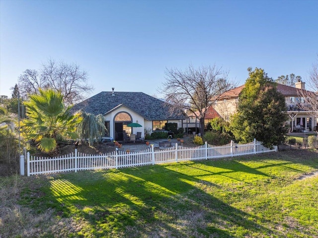 view of front facade with a front yard