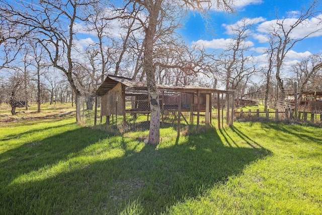 view of yard featuring an outdoor structure