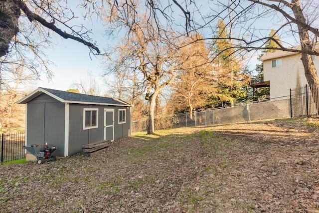 view of yard with a storage unit