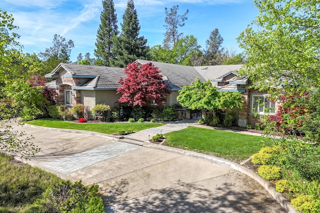 view of front of property with a front lawn