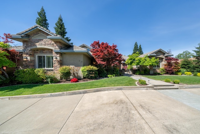 view of front of property featuring a front lawn