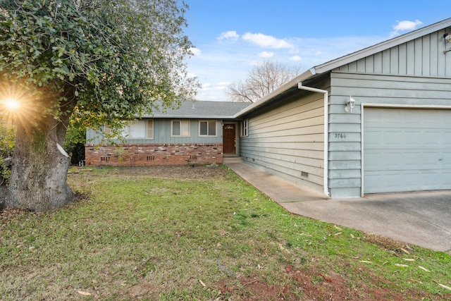 view of front of property featuring a garage and a front lawn