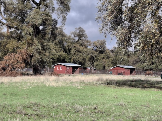 view of yard with an outbuilding