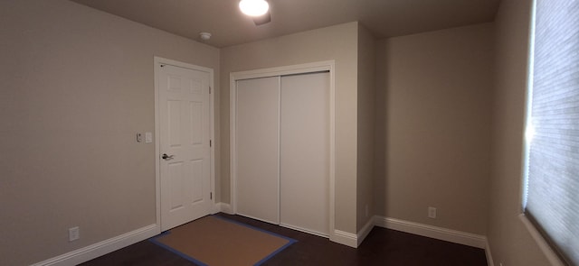 unfurnished bedroom featuring a closet and ceiling fan