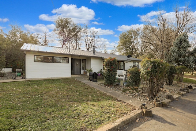 single story home featuring a front yard