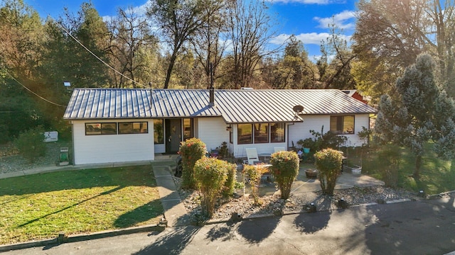 ranch-style house with a front yard