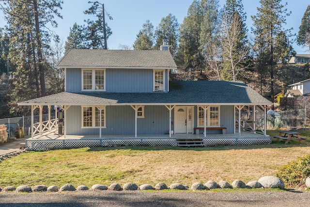 farmhouse-style home featuring a porch and a front yard