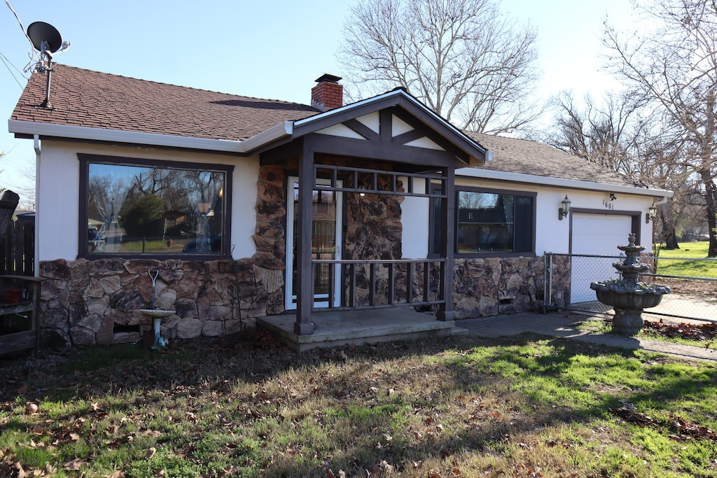 view of front of house featuring a front lawn and a garage