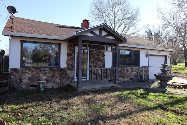 view of front of house featuring a front lawn and a garage