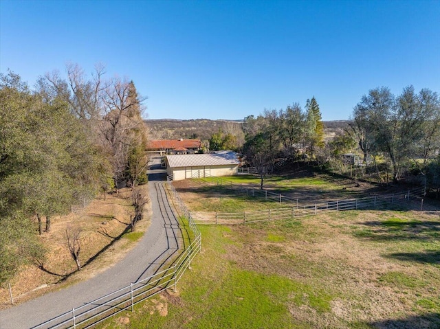 view of yard featuring a rural view