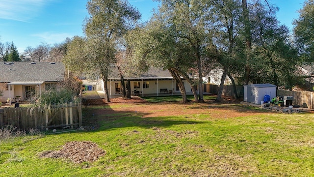 view of yard featuring a shed