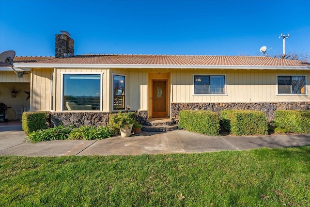 ranch-style home with a front yard