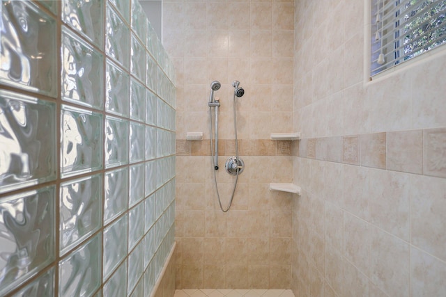 bathroom featuring a tile shower