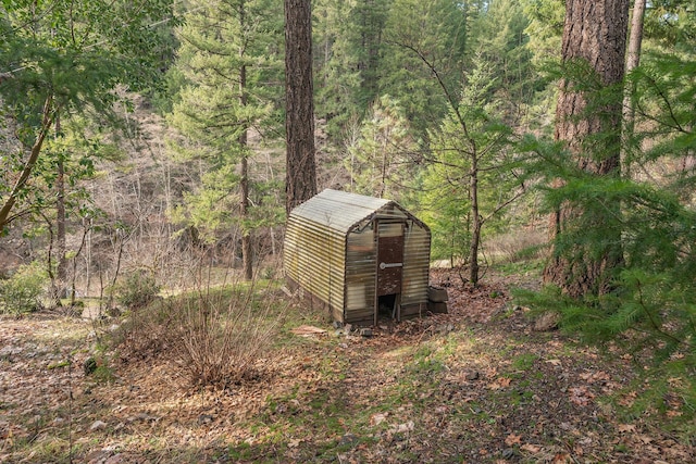 view of yard featuring a storage shed