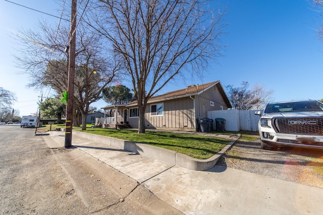 single story home featuring a front lawn