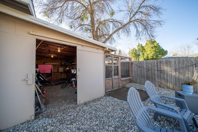 view of yard with an outbuilding