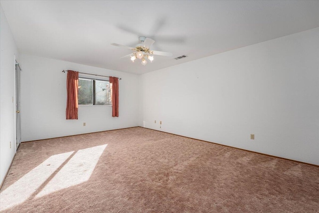 carpeted empty room featuring ceiling fan