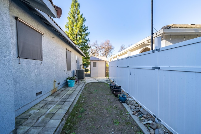 view of yard featuring cooling unit and a shed