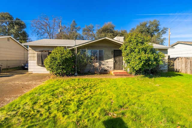 view of front of home featuring a front lawn