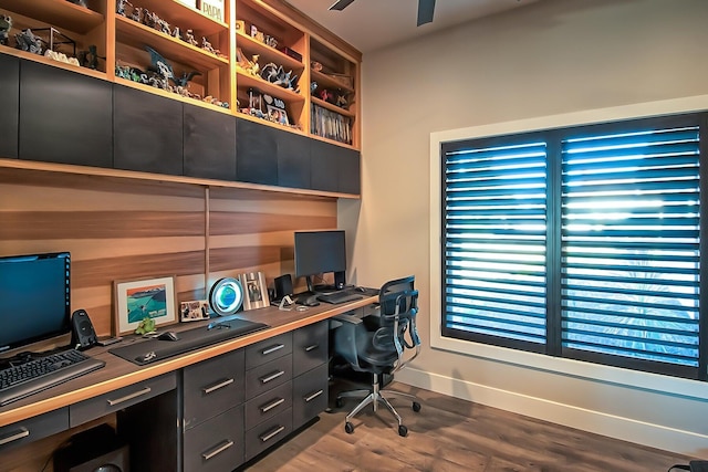 office area with wood-type flooring, ceiling fan, and built in desk