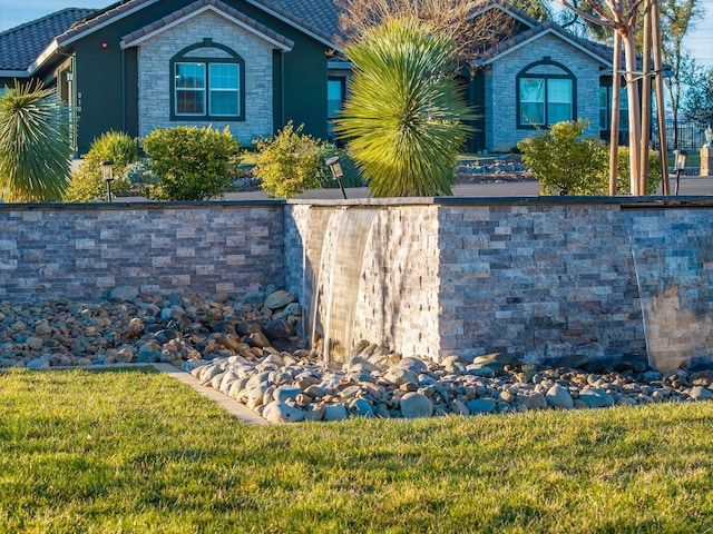 view of front of property featuring a front lawn