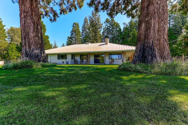 single story home featuring a front yard