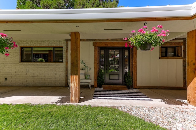 entrance to property featuring a porch