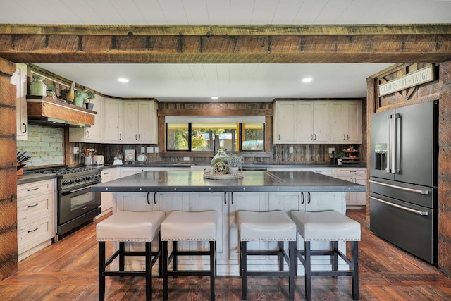 kitchen featuring high end appliances, a center island, and a breakfast bar