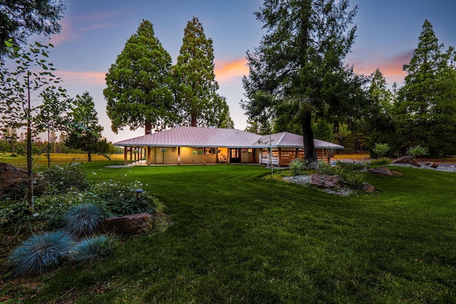 view of front of property featuring a lawn