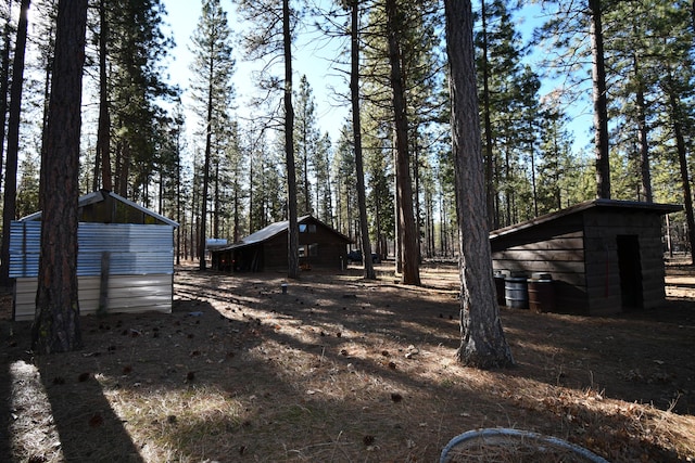 view of yard featuring an outbuilding