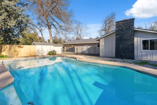 view of swimming pool