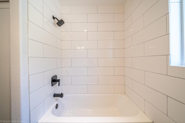 bathroom featuring tiled shower / bath