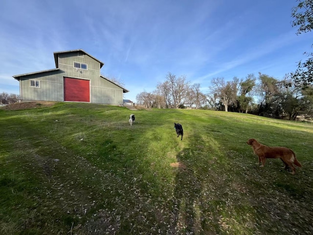 view of yard featuring an outbuilding