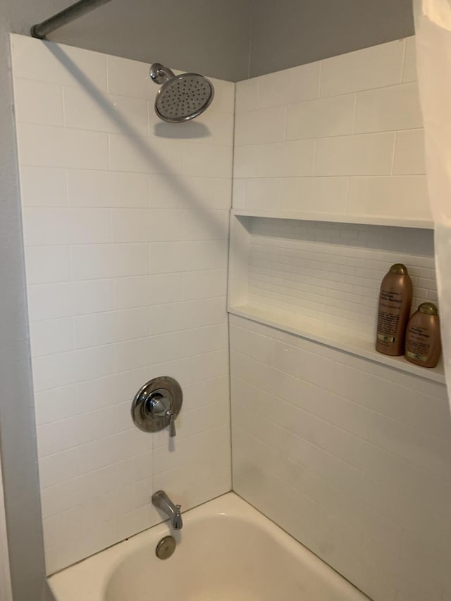 bathroom with tiled shower / bath