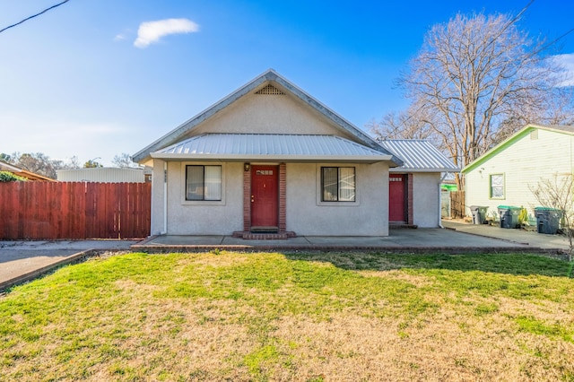 view of front of property with a front lawn