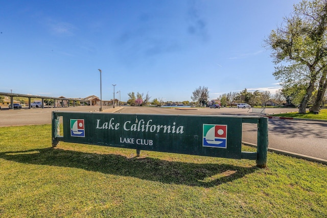 community sign with a lawn