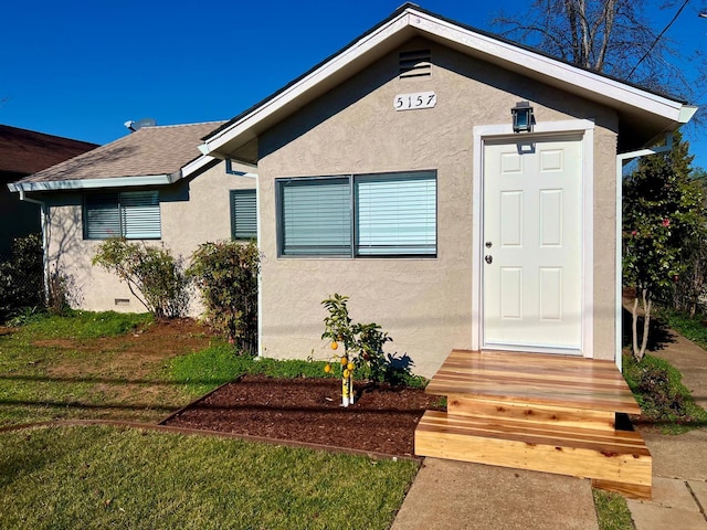 view of front of property with a front lawn