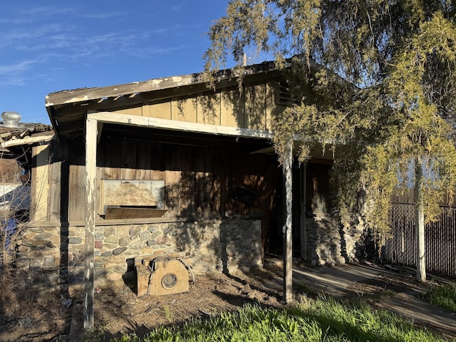 view of side of home featuring an outdoor structure